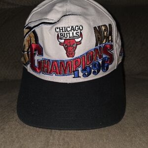 CHICAGO BULLS VINTAGE 1996 CHAMPIONS SNAPBACK HAT - Black and White